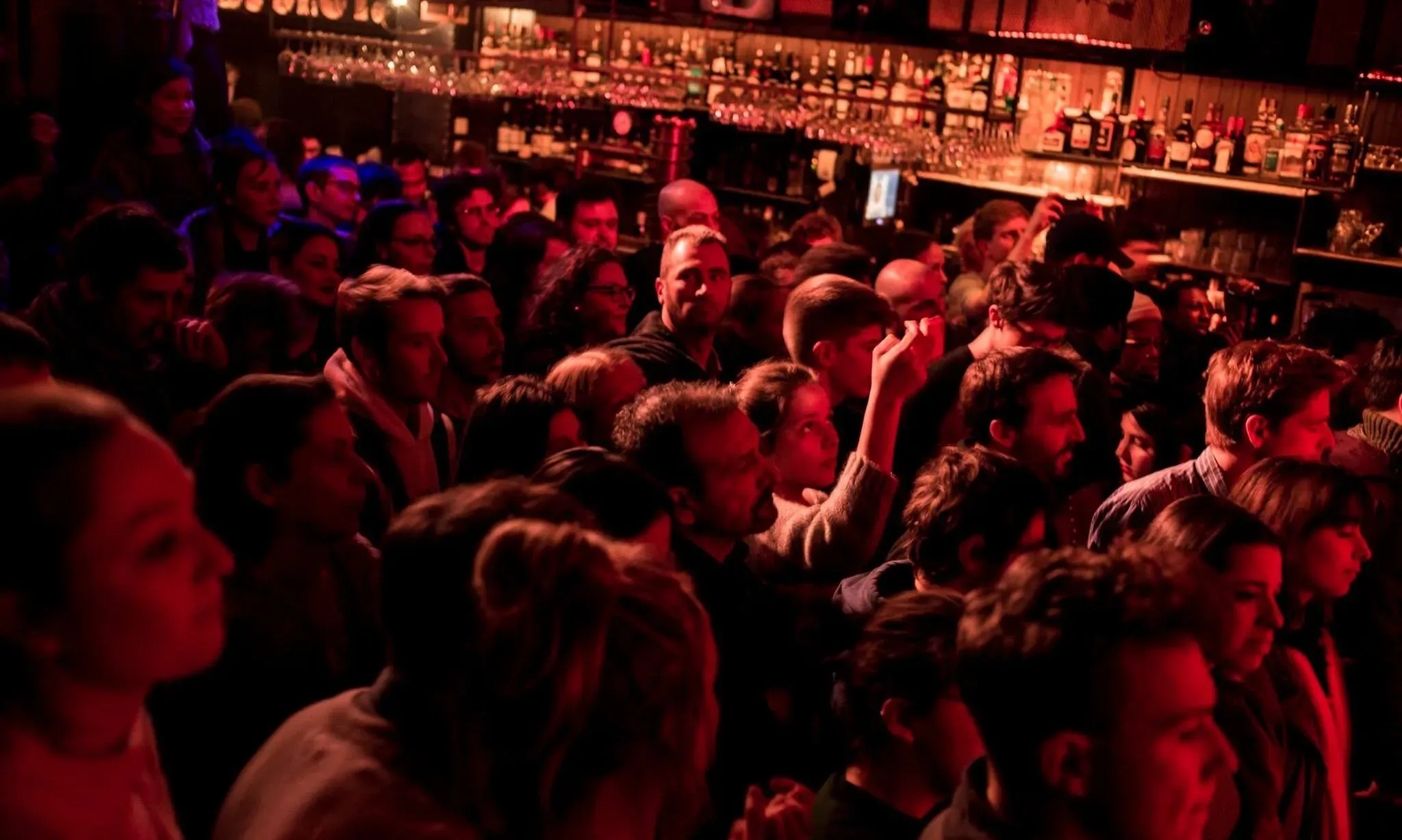 La foule devant le grand bar de La Machine un soir de concert
