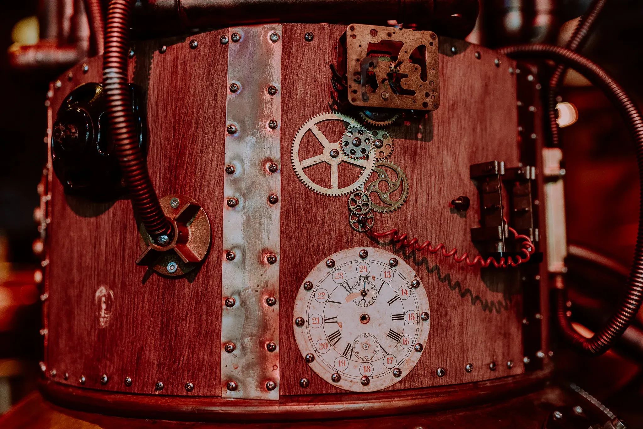 Una cuba de madera remachada, con engranajes de latón y una esfera de reloj de veinticuatro horas
