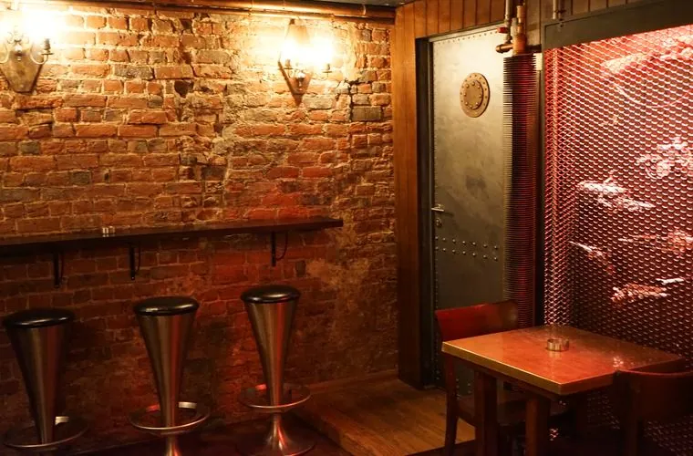 Le Fumoir, bare brick and high tables